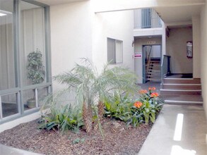 209 S Prospect Ave-Unit -105 in Redondo Beach, CA - Building Photo - Building Photo