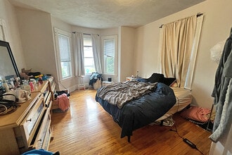 141 Brown St, Unit 2 in Waltham, MA - Foto de edificio - Building Photo