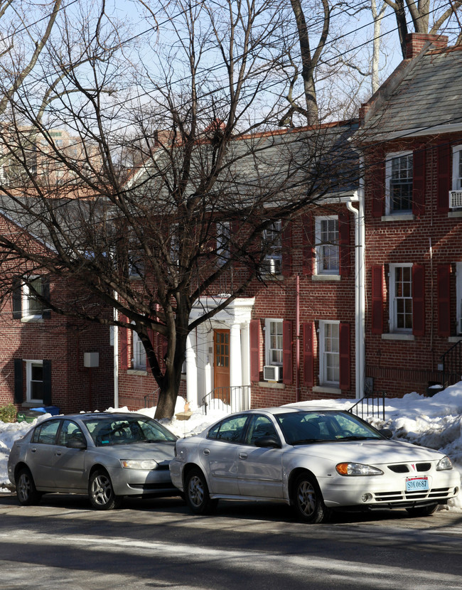 2623 39th St NW in Washington, DC - Foto de edificio - Building Photo