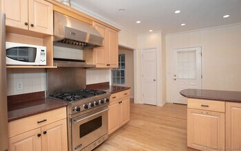 77 Grove St in New Canaan, CT - Building Photo - Building Photo