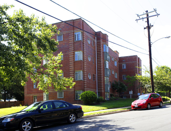 Calvert Manor Apartments in Arlington, VA - Building Photo - Building Photo