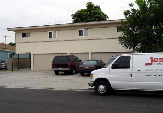 11844 Gale Ave in Hawthorne, CA - Foto de edificio - Building Photo