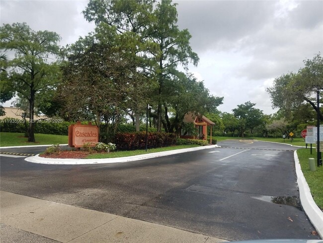 7710 NW 50th St in Lauderhill, FL - Foto de edificio - Building Photo