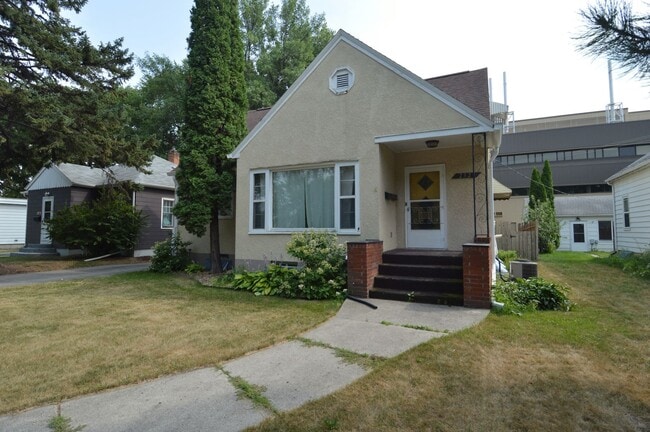 2327 University Ave in Grand Forks, ND - Building Photo - Building Photo