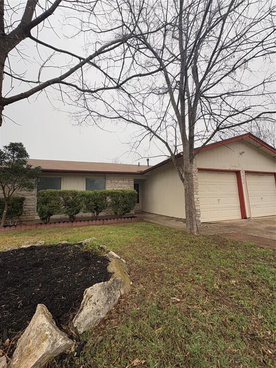 3906 Rolling Hill in Round Rock, TX - Building Photo