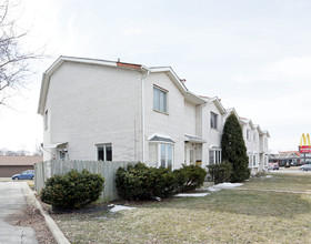 100-110 Diversey Ave in Elmhurst, IL - Foto de edificio - Building Photo