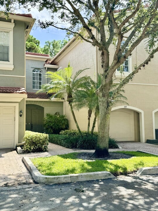 4981 Bonsai Cir in Palm Beach Gardens, FL - Foto de edificio