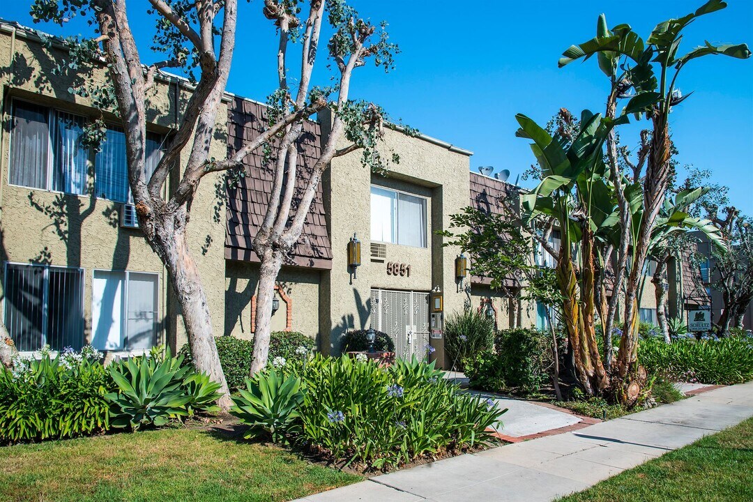 5851 Hazeltine Ave. in Van Nuys, CA - Foto de edificio