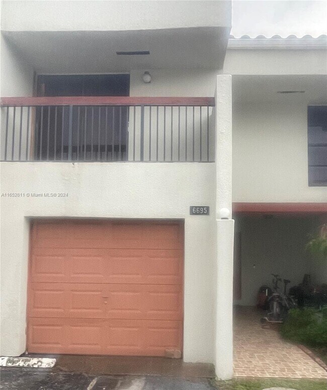 6695 Racquet Club Dr in Lauderhill, FL - Foto de edificio - Building Photo