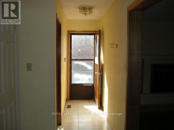 7463 Sigsbee Dr in Mississauga, ON - Building Photo - Building Photo