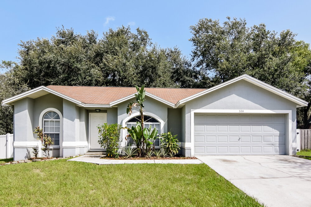 320 Carriage Crossing Cir in Brandon, FL - Building Photo