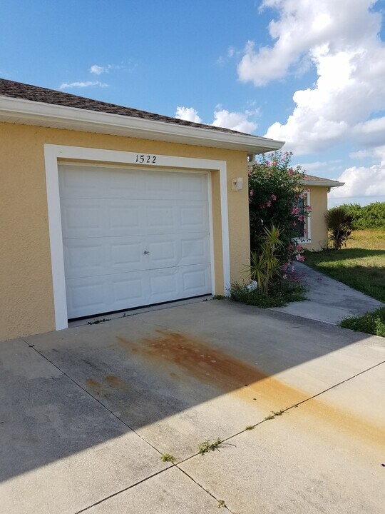 1520-1522 Hank Ave S in Lehigh Acres, FL - Building Photo