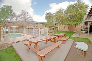 Vista Village in Phoenix, AZ - Building Photo