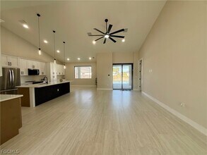 102 NE 8th Pl in Cape Coral, FL - Building Photo - Building Photo