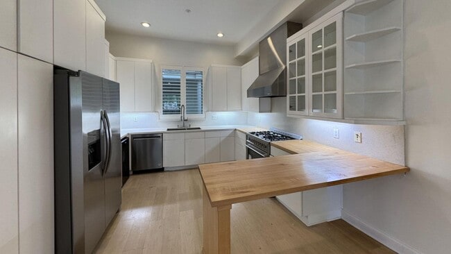 16000 Sunset Blvd in Los Angeles, CA - Building Photo - Building Photo