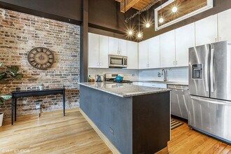 300 W Grand Ave in Chicago, IL - Building Photo - Building Photo