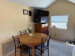 64 Old Riverhead Rd in Westhampton Beach, NY - Foto de edificio - Building Photo