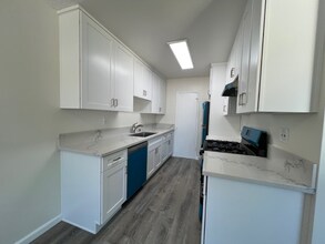 13423 Burbank Blvd in Los Angeles, CA - Building Photo - Building Photo