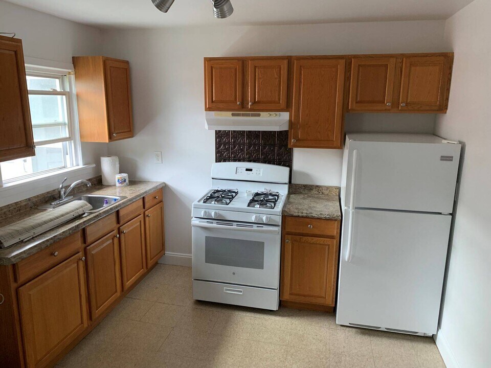 30-31 1st St in Glen Cove, NY - Building Photo