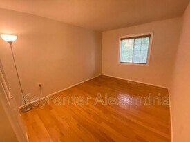 5923 Kara Pl in Burke, VA - Building Photo