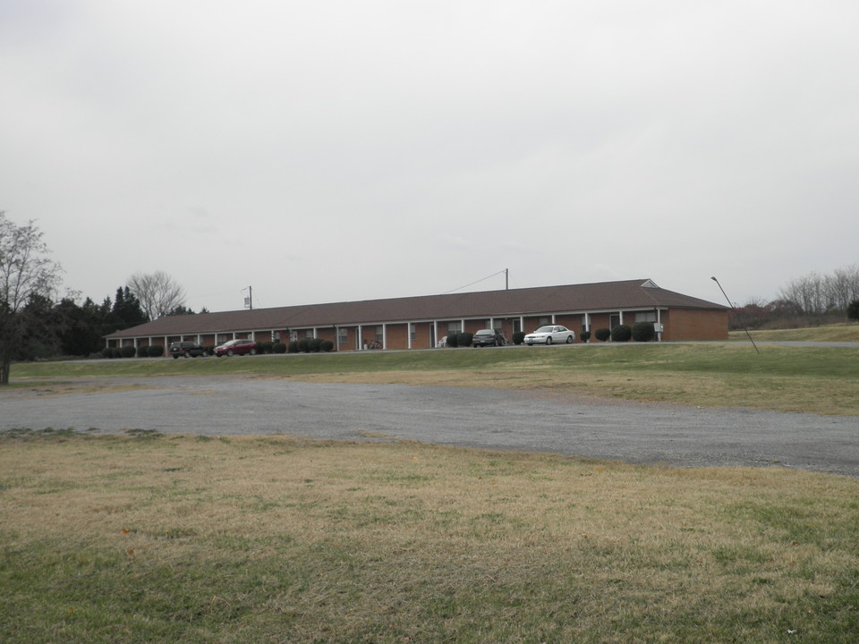 8570 Wards Rd in Rustburg, VA - Foto de edificio