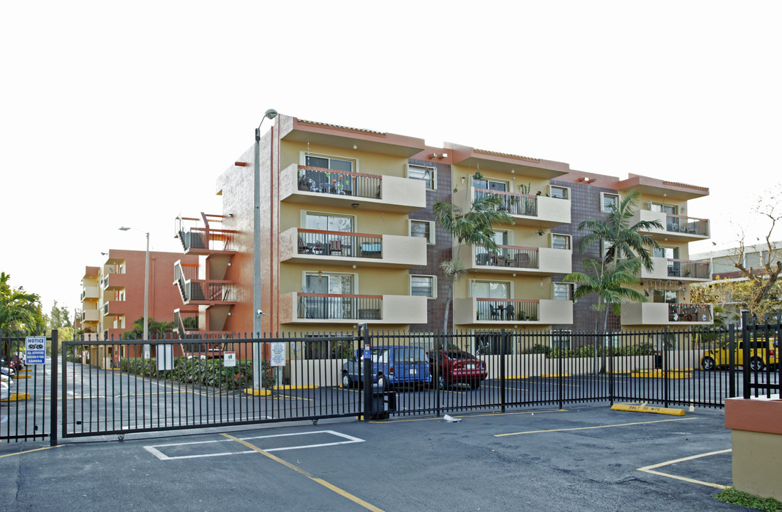 Futura Manor Apartments in Miami, FL - Building Photo