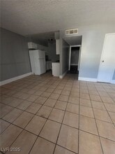 1075 E Desert Inn Rd in Las Vegas, NV - Building Photo - Building Photo