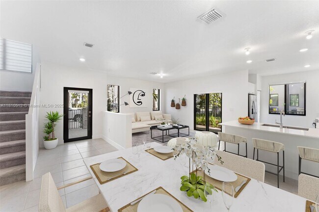 8336 Central Park Blvd in Doral, FL - Building Photo - Building Photo