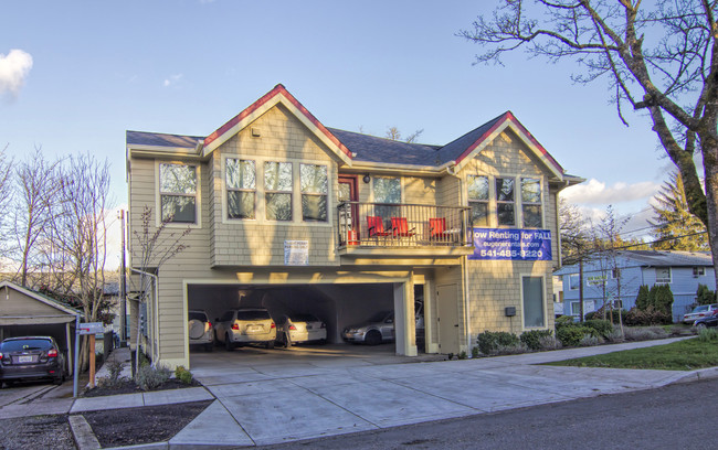 U of O Campus 6-Plex Apartment Building in Eugene, OR - Building Photo - Building Photo