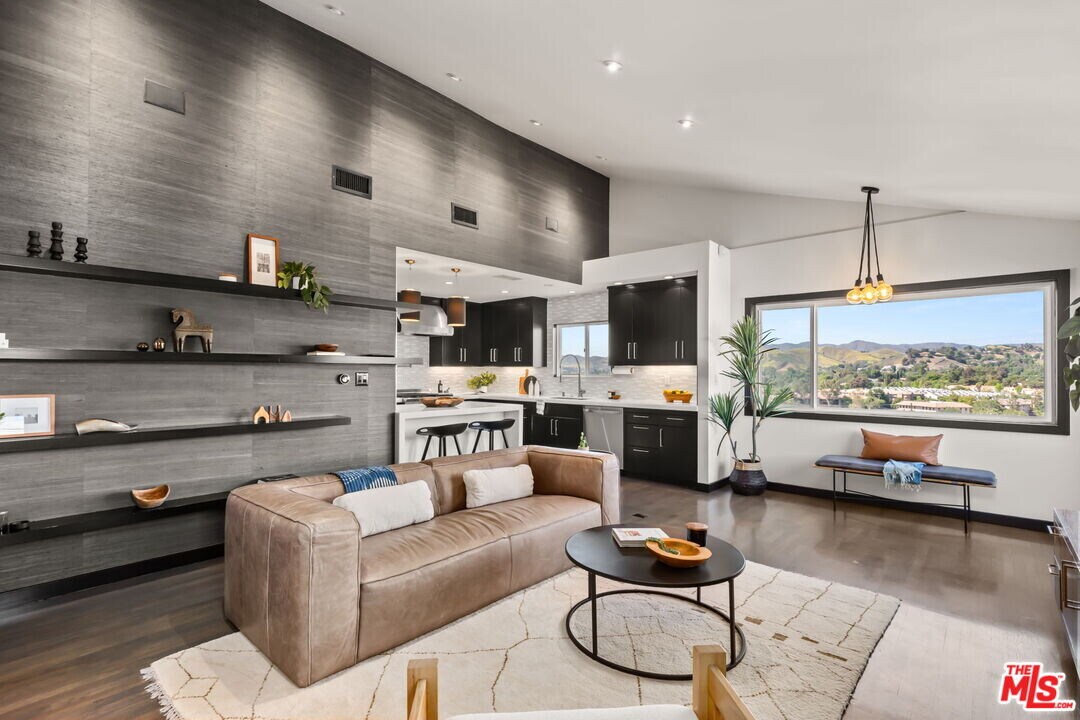 28207 Laura La Plante Dr in Agoura Hills, CA - Building Photo