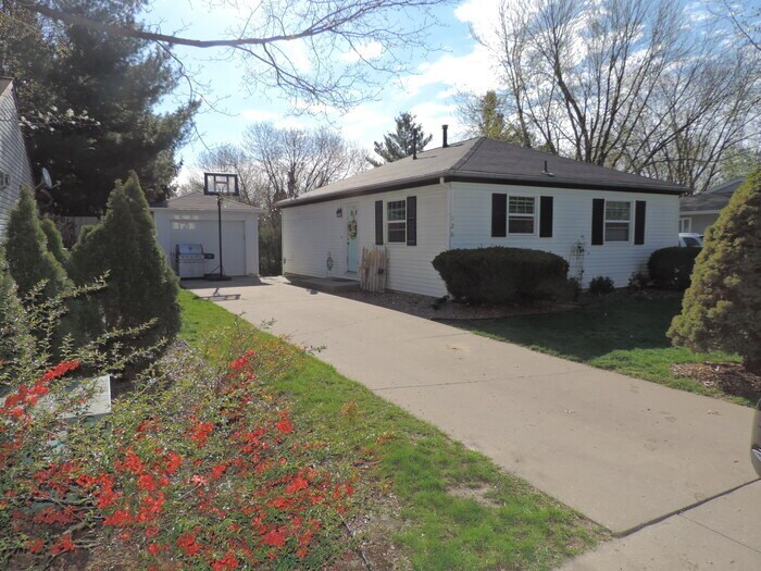 120 Amhurst St in Iowa City, IA - Building Photo