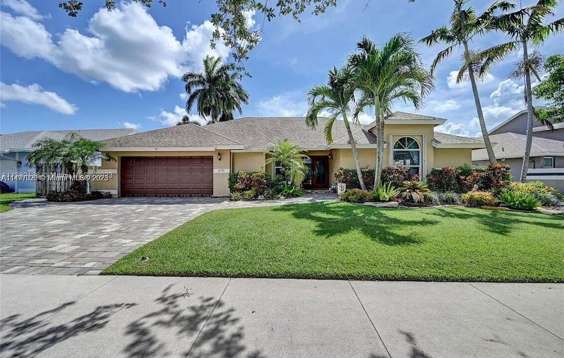 5711 SW 88th Ter in Cooper City, FL - Foto de edificio