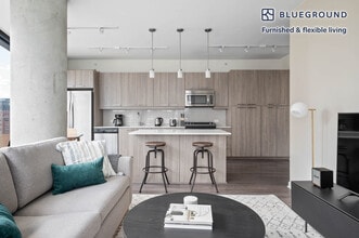 730 W Couch Pl in Chicago, IL - Building Photo - Building Photo