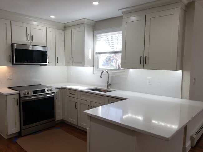 34 Old East Neck Rd in Melville, NY - Building Photo - Building Photo