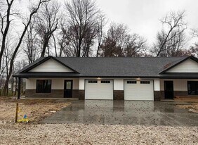 905 W Broadway St in Loogootee, IN - Building Photo