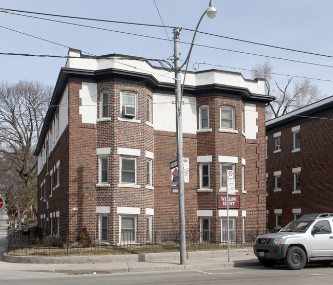 Willow Court in Toronto, ON - Building Photo - Building Photo