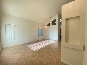 9143 Bungalow Way in Elk Grove, CA - Building Photo - Building Photo