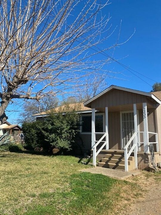 5233 Wyandotte Ave in Oroville, CA - Building Photo