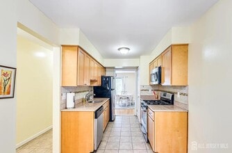 6 Dogwood Dr in Edison, NJ - Building Photo - Building Photo