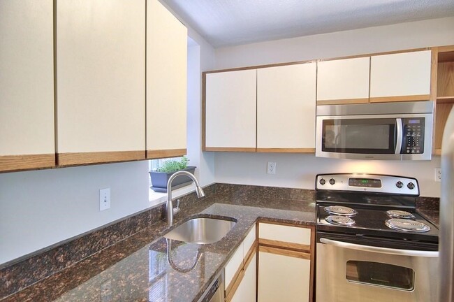 1409 Commonwealth Avenue, Unit 301 in Boston, MA - Building Photo - Building Photo