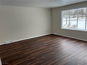 8671 Ashwood Dr in Strongsville, OH - Building Photo - Building Photo