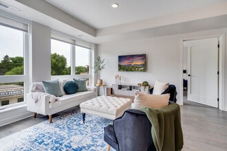 The Lorient in Edina, MN - Foto de edificio - Building Photo