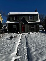 24 Utica Rd in Pontiac, MI - Building Photo