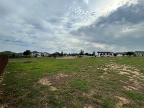 200 Long Canyon Ln in Andice, TX - Foto de edificio - Building Photo