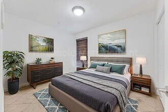 150 SW 10th St in Miami, FL - Foto de edificio - Building Photo