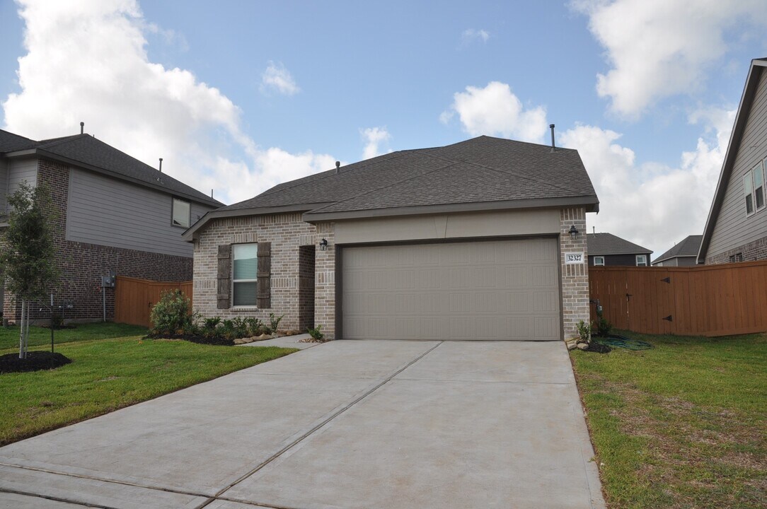 32327 Melbrooke Dr in Brookshire, TX - Building Photo