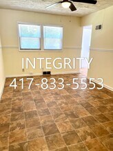 1537 N Kentwood Ave in Springfield, MO - Foto de edificio - Building Photo