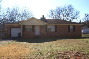 3202 Gayhart Dr NW in Huntsville, AL - Building Photo