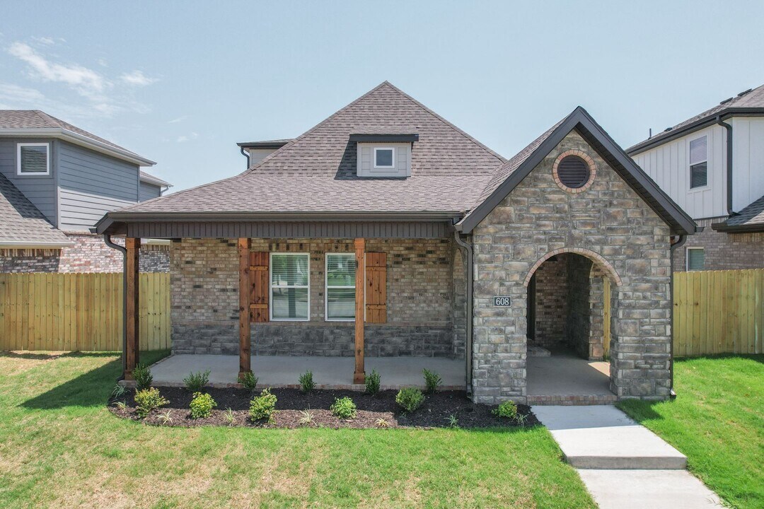 608 N Salem Rd in Fayetteville, AR - Building Photo