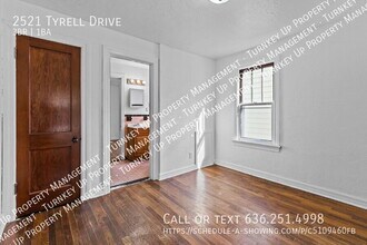 2521 Tyrell Dr in Jennings, MO - Building Photo - Building Photo